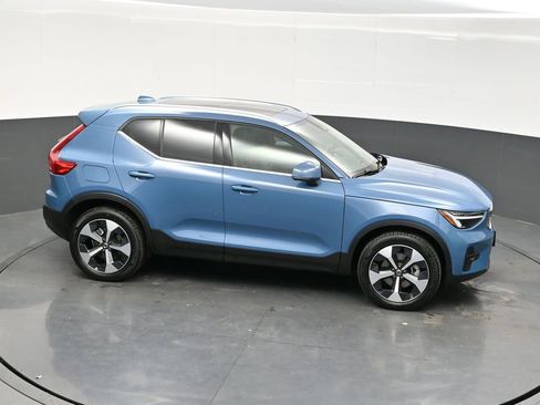 Used 2025 Volvo XC40 B5 Plus image 31