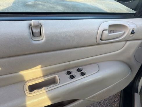 Used 2005 Chrysler Sebring Touring w/ Electronics Convenience Group image 20