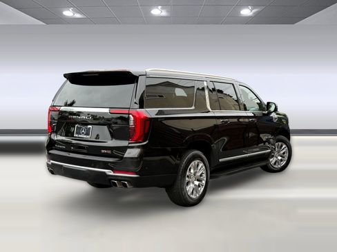 Used 2025 GMC Yukon XL Denali AWD/4WD image 8