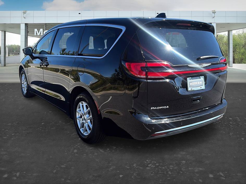 Used 2024 Chrysler Pacifica Touring-L FWD image 3