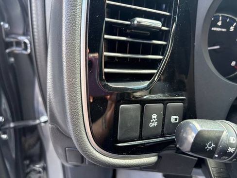 Used 2018 Mitsubishi Outlander SE FWD image 20