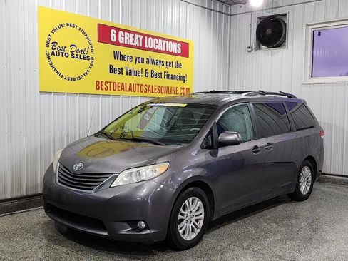 Used 2013 Toyota Sienna XLE image 1