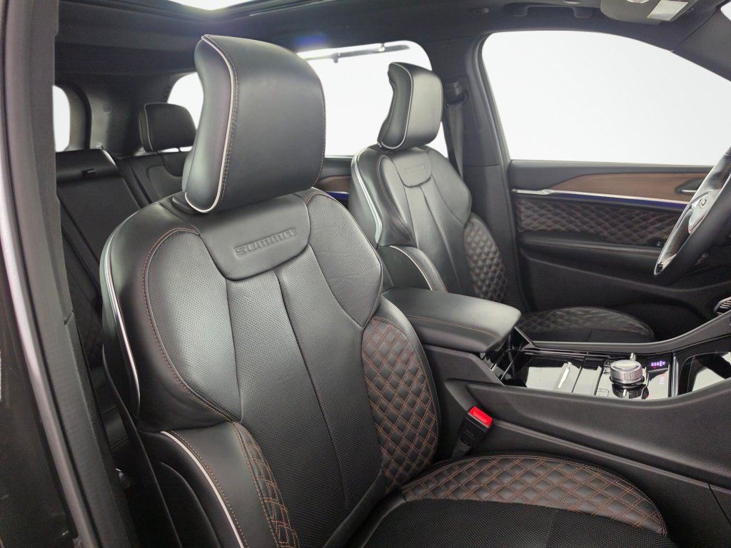 Used 2023 Jeep Grand Cherokee Summit w/ Advanced Protech Group IV AWD/4WD image 40