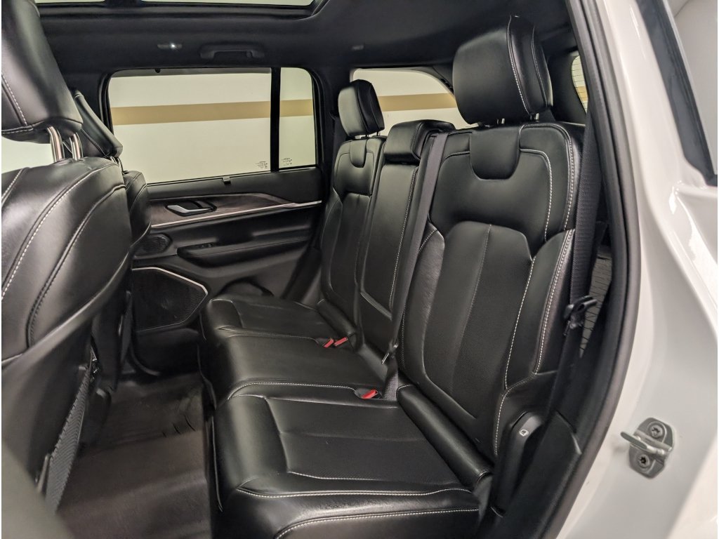 Used 2024 Jeep Grand Cherokee Limited w/ Luxury Tech Group II AWD/4WD image 16