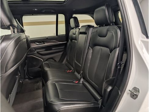 Used 2024 Jeep Grand Cherokee Limited w/ Luxury Tech Group II AWD/4WD image 16