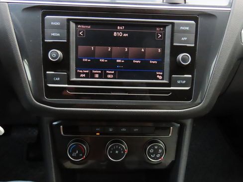 Used 2018 Volkswagen Tiguan S image 24