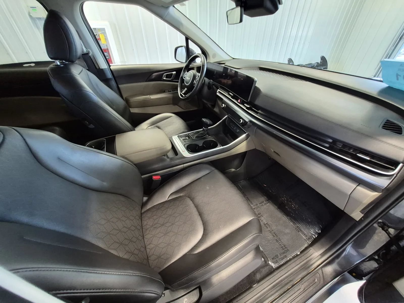 Used 2025 Kia Carnival FWD image 20