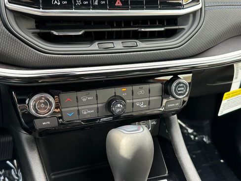 New 2026 Jeep Compass Latitude image 26