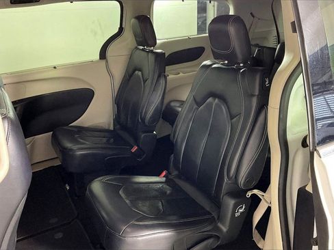 Used 2022 Chrysler Pacifica Touring-L image 25