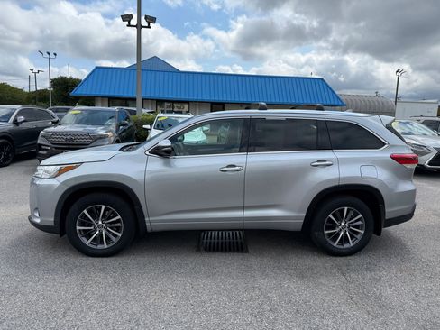 Used 2017 Toyota Highlander XLE AWD/4WD image 3