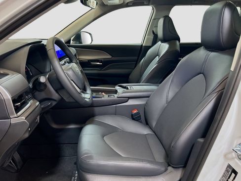 New 2025 Toyota Grand Highlander FWD image 18