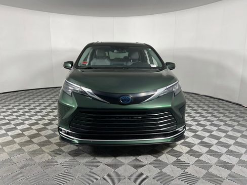 Used 2024 Toyota Sienna XLE image 11