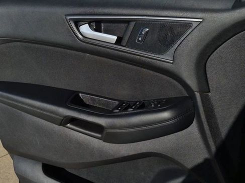 Used 2019 Ford Edge SE image 13