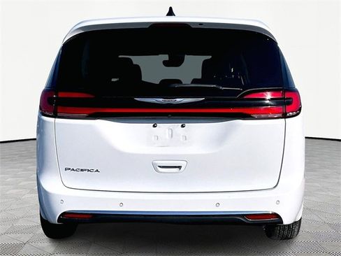 Used 2024 Chrysler Pacifica Touring-L image 5