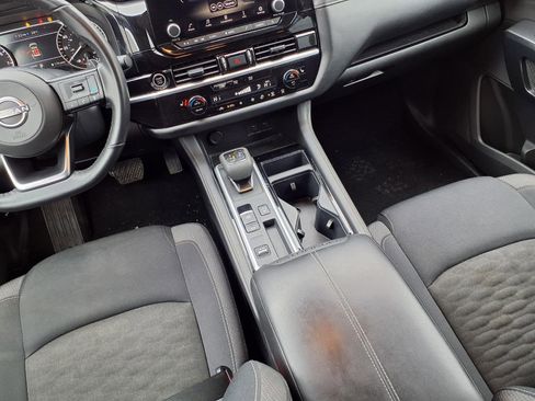 Used 2024 Nissan Pathfinder SV image 11