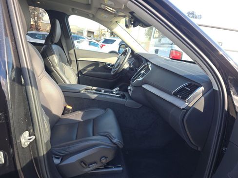 Used 2025 Volvo XC90 T8 Ultra w/ Protection Package Premier image 9