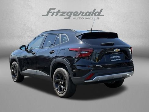 Used 2025 Chevrolet Trax LT FWD image 4