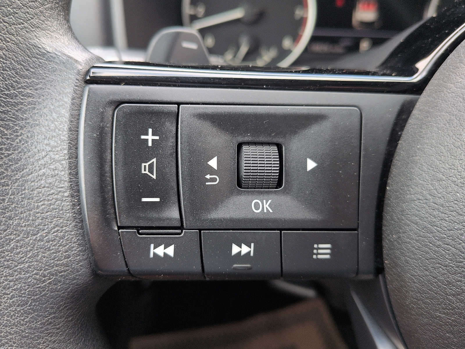 Used 2023 Nissan Rogue SV AWD/4WD image 17