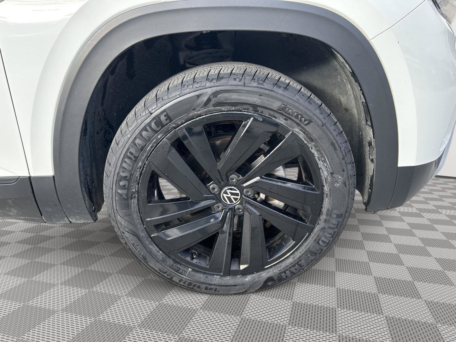 Certified 2023 Volkswagen Atlas Cross Sport SE w/ Panoramic Sunroof Package AWD/4WD image 22