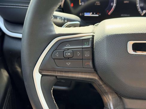 Used 2023 Jeep Grand Cherokee Limited w/ Black Appearance Package AWD/4WD image 8