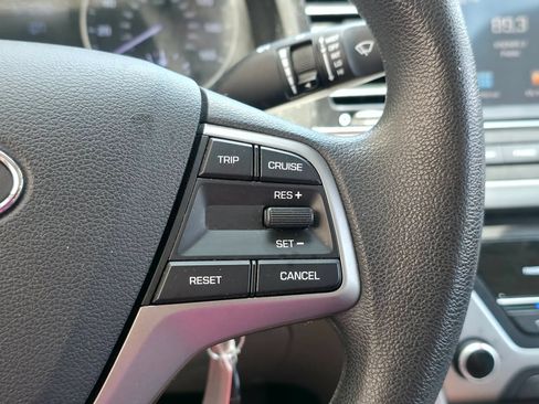 Used 2017 Hyundai Elantra SE FWD image 17