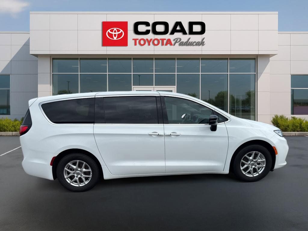 Used 2025 Chrysler Pacifica Select FWD image 6