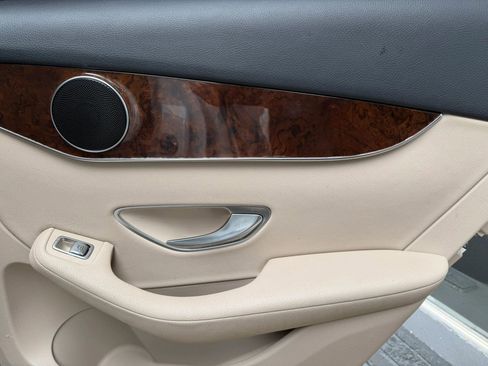 Used 2019 Mercedes-Benz GLC 300 4MATIC w/ Premium Package image 12