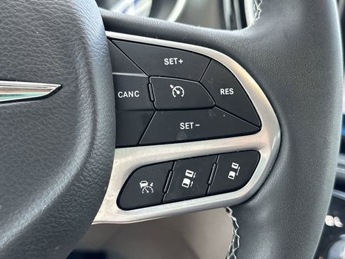 Used 2023 Chrysler Pacifica Touring-L image 59