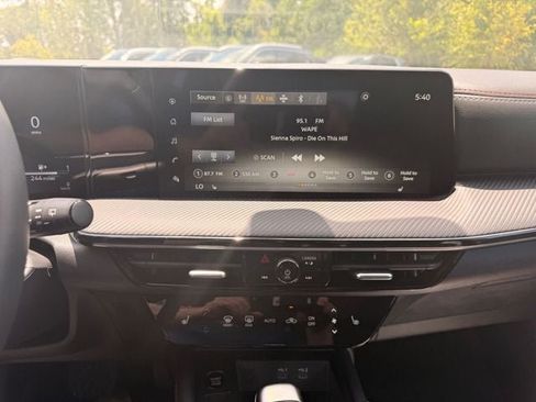 Used 2025 Nissan Kicks SR w/ SR Premium Package FWD image 4