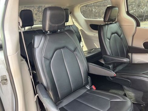 Used 2024 Chrysler Pacifica Touring-L image 20