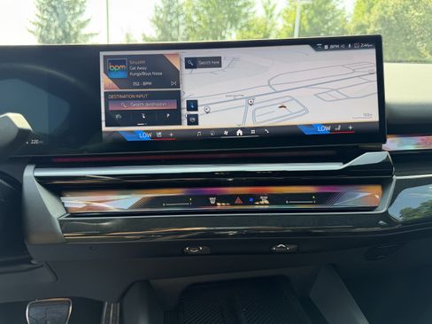 Certified 2025 BMW i5 xDrive40 w/ M Sport Package AWD/4WD image 13