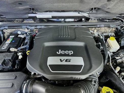 Used 2016 Jeep Wrangler Unlimited Sahara w/ Connectivity Group image 27