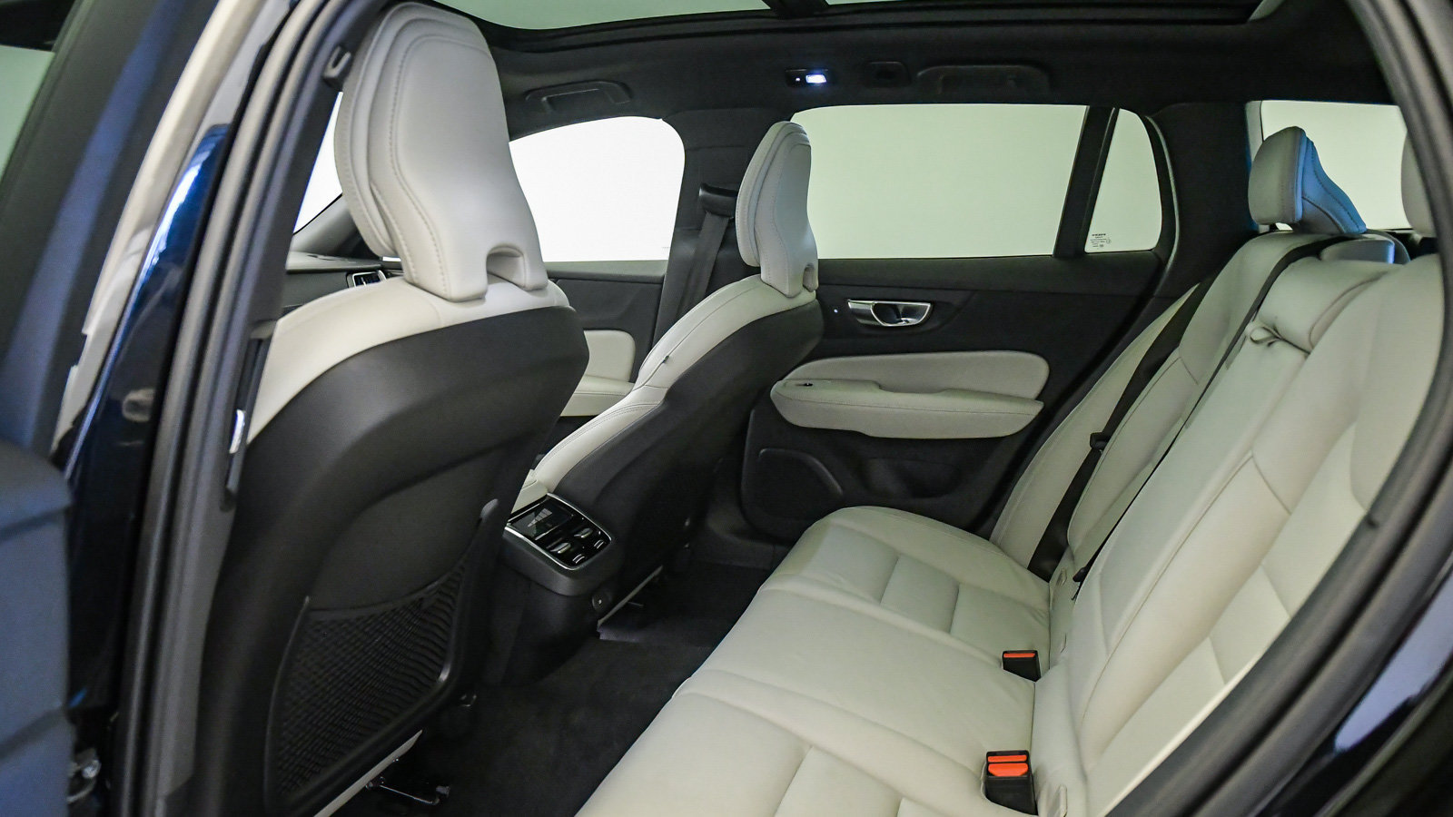 Certified 2025 Volvo V60 B5 Cross Country Ultra AWD/4WD image 18