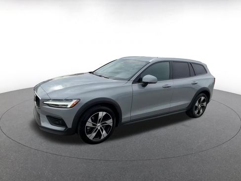 Used 2025 Volvo V60 B5 Cross Country Plus image 8