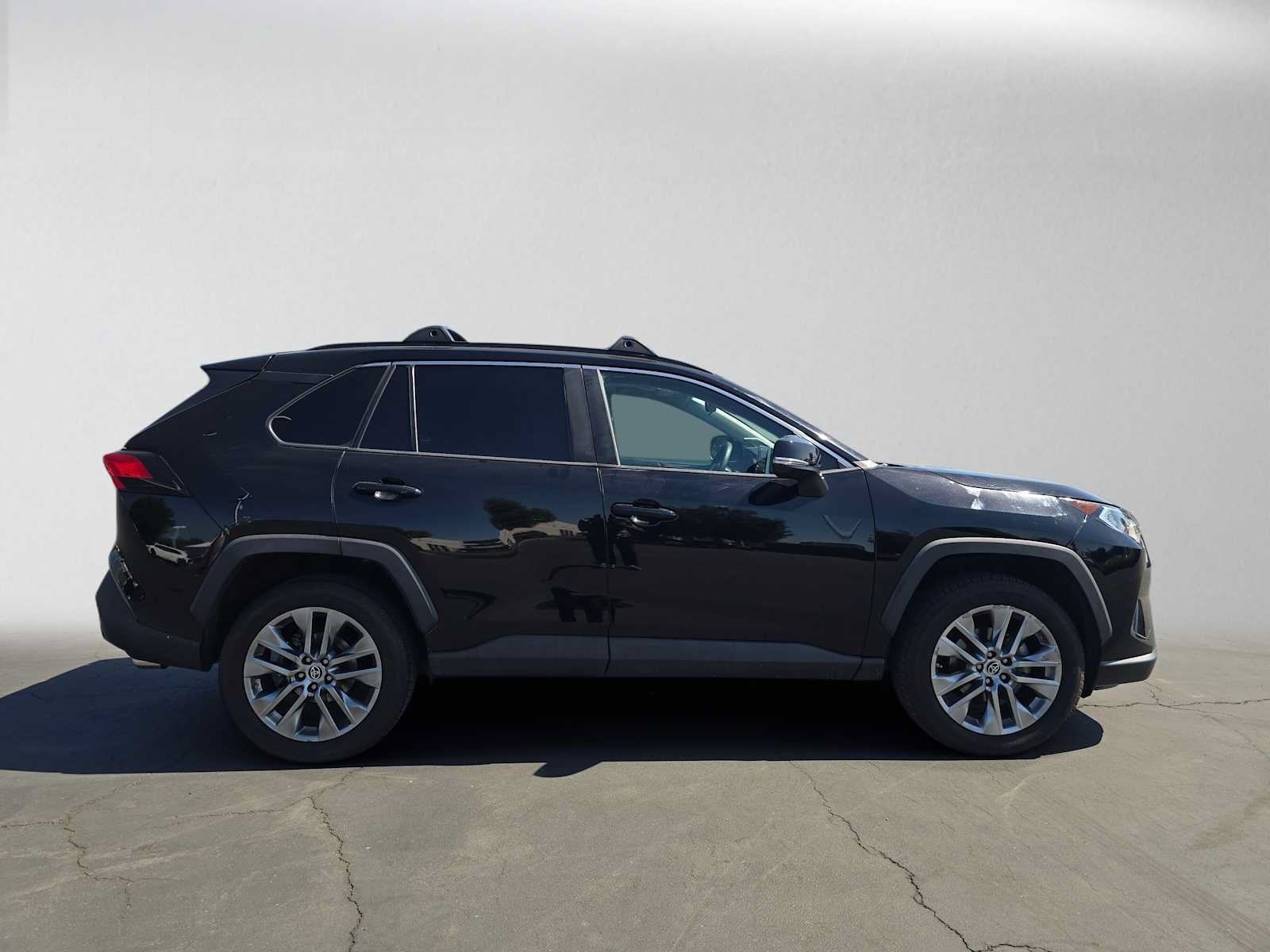 Used 2019 Toyota RAV4 XLE Premium w/ Carpet Mat Package FWD image 2