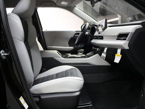 New 2025 Mitsubishi Outlander SE image 18