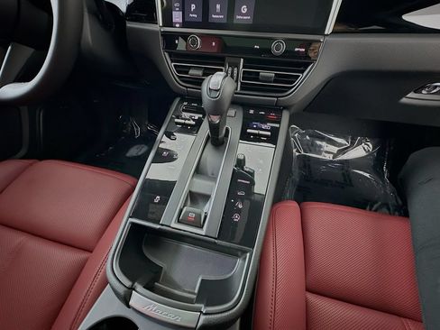 Certified 2026 Porsche Macan AWD/4WD image 19