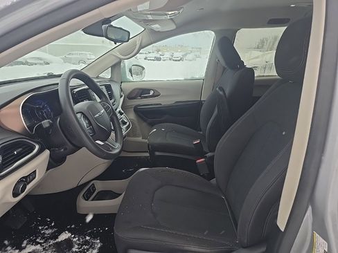 Used 2017 Chrysler Pacifica Touring image 5