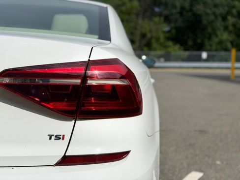 Used 2018 Volkswagen Passat 2.0T R-Line FWD image 8