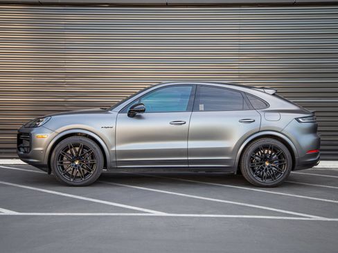 Certified 2024 Porsche Cayenne Turbo AWD/4WD image 2