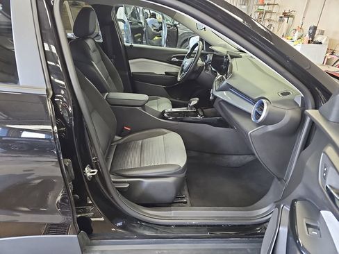 Used 2025 Chevrolet Trax LT w/ LT Convenience Package FWD image 10