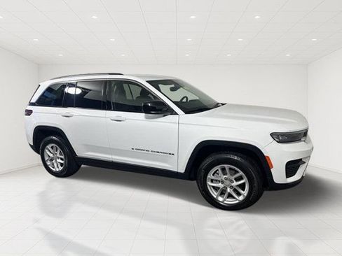 Certified 2023 Jeep Grand Cherokee Laredo w/ Luxury Tech Group I AWD/4WD image 6