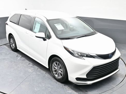 Used 2024 Toyota Sienna LE image 42