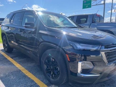 Used 2023 Chevrolet Traverse LT FWD image 2