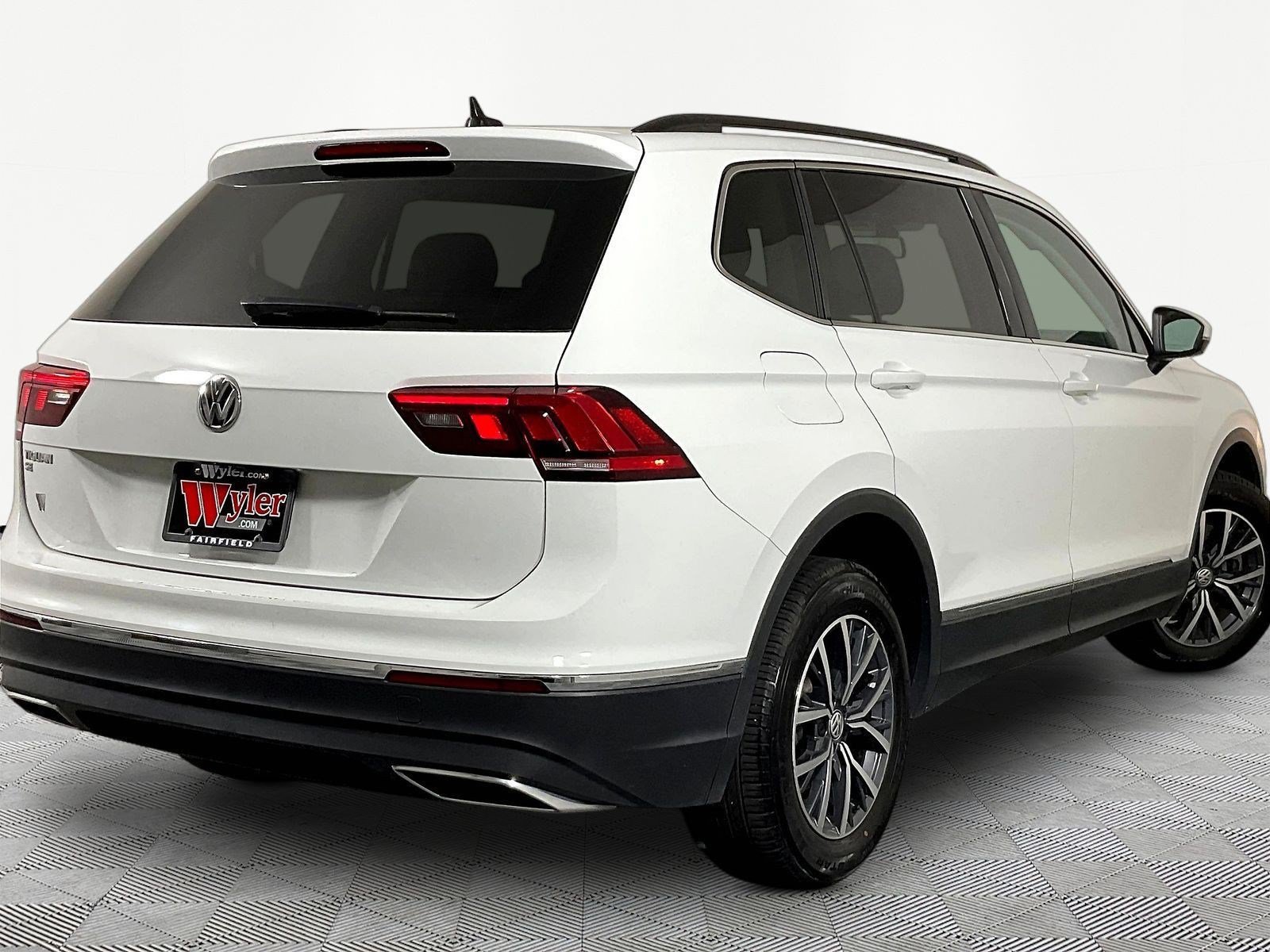 Used 2020 Volkswagen Tiguan SE w/ Panoramic Sunroof Package FWD image 6