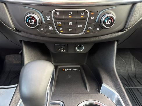 Used 2023 Chevrolet Traverse LT w/ LT Premium Package AWD/4WD image 34