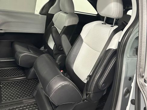 Used 2025 Toyota Sienna XSE AWD/4WD image 28