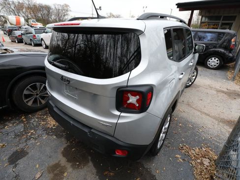 Used 2016 Jeep Renegade Latitude image 6