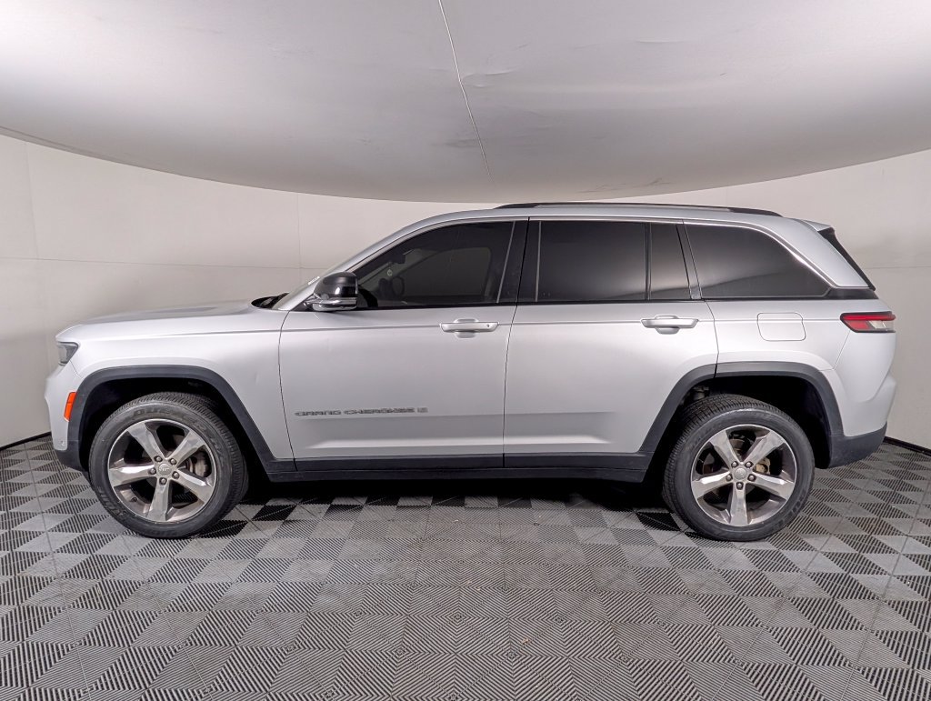 Used 2022 Jeep Grand Cherokee Limited w/ Luxury Tech Group II RWD image 3