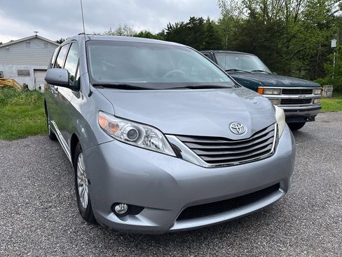 Used 2014 Toyota Sienna XLE FWD image 1